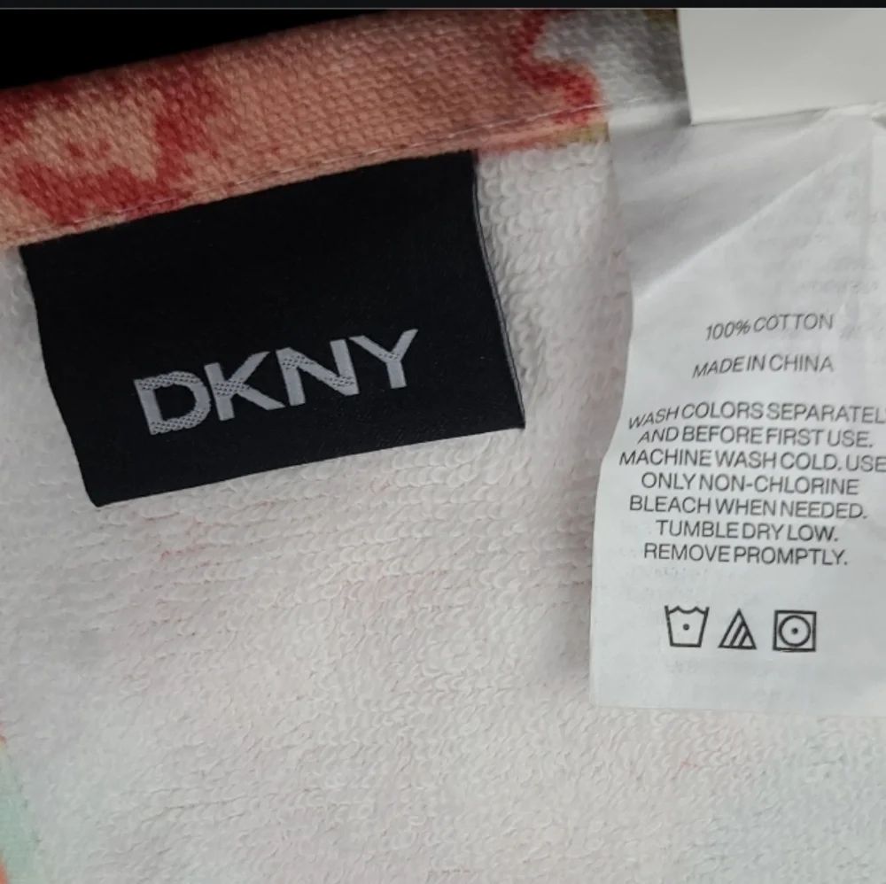 DKNY 4Pc Bath & Tip Towel Set Tropical Floral Coral Gold & Green Watercolor NEW